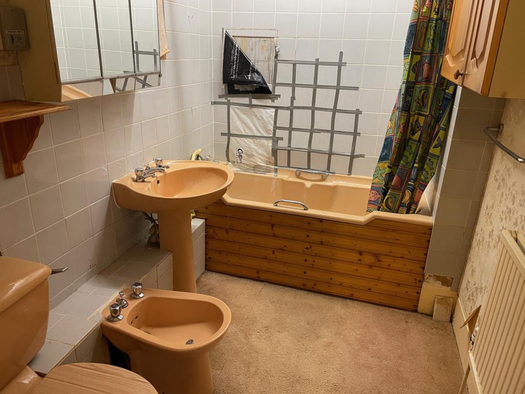 Lot: 44 - TWO-BEDROOM APARTMENT WITH SEA VIEWS - Bathroom